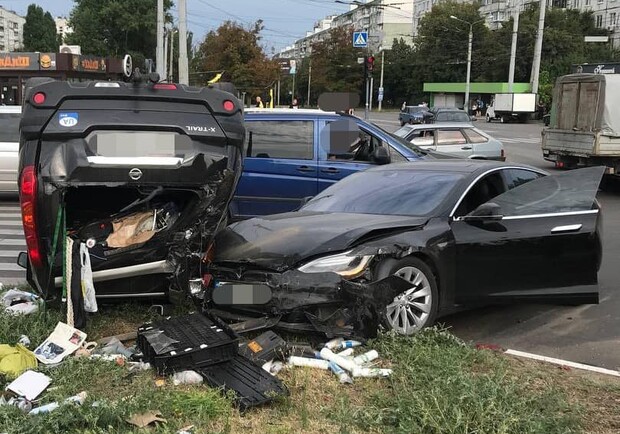 На Салтовке столкнулись Tesla и Nissan. Фото: патрульная полиция Харьковской области