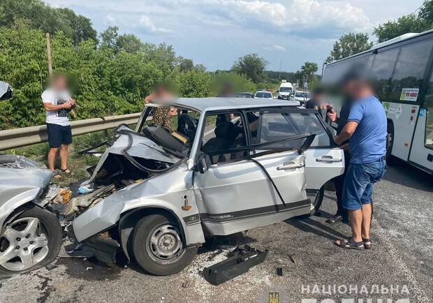 Под Харьковом Opel выехал на встречку и врезался в два автомобиля. Фото: полиция Харьковской области