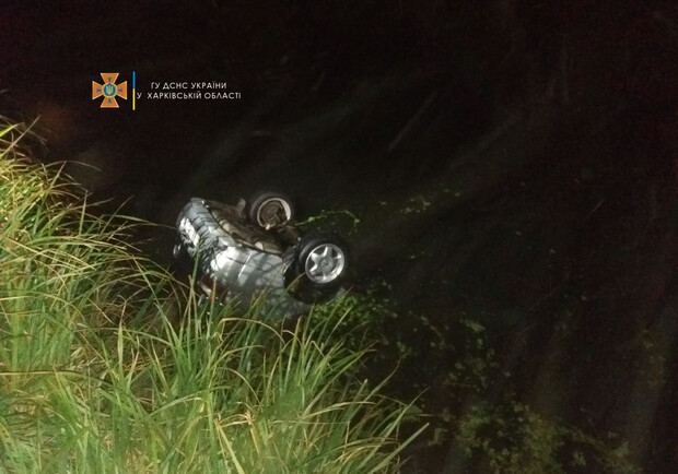 Под Харьковом автомобиль слетел с обрыва в реку. Фото: ГСЧС Украины в Харьковской области