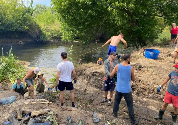Экоактивисты расчистили реку Уды. Фото: "Экоакция Чистые Уды"