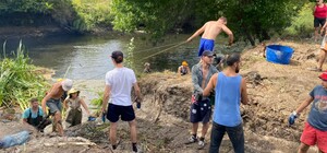 15 мусорных островов: экоактивисты расчистили реку Уды