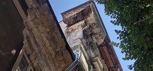 В Одессе на голову иностранного туриста упал карниз старинного дома: подробности