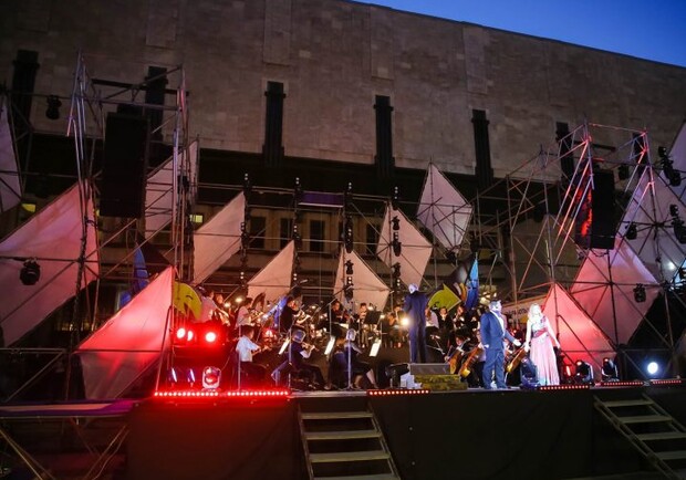Концерт на ступенях ХНАТОБа ко Дню города - фото