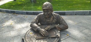 К 140-летию водопровода: в центре Харькова установили памятник слесарю