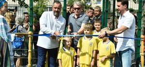 Заслужили: детям, которые спели гимн во дворе на Троещине, подарили футбольное поле