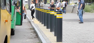 Избежать трагедии: на остановке на Окружной установили первую защитную систему