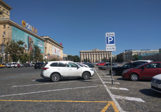 На площади Свободы из-за празднования Дня знаний запретили парковку. Фото: facebook.com/anticor.kharkiv