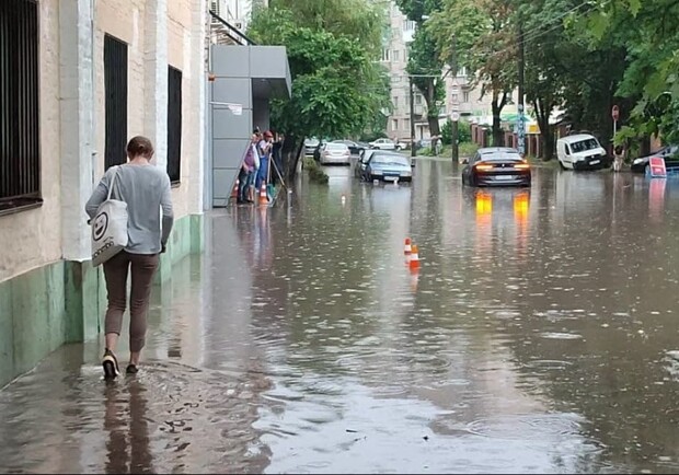 В Харькове из-за дождя затопило улицы. Фото: tk.media