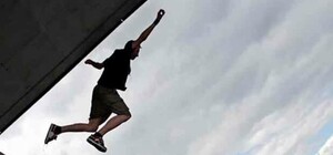 Личность устанавливают: в Харькове под мостом обнаружили труп самоубийцы