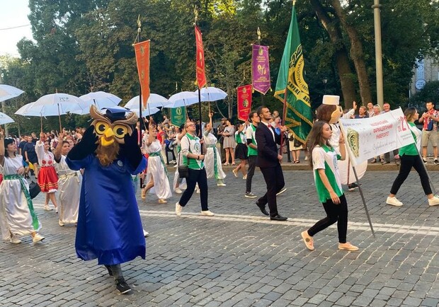 В центре Харькова идет карнавал ко Дню знаний