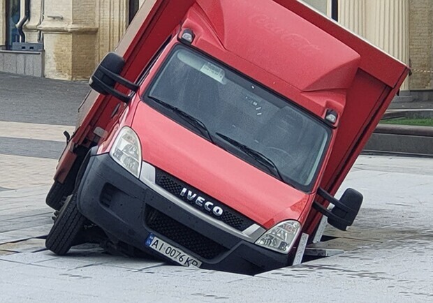 Лень было пройтись: почему фургон на Арсенальной поехал через фонтан