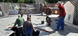 Новые столбики и плитка: что сегодня делают с фонтаном на Арсенальной площади