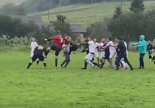Во Львовской области игроки подрались на футбольном поле. Фото: скриншот видео