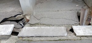 Последствия дождей: на Песках подъезд дома проваливается под землю (обновлено)