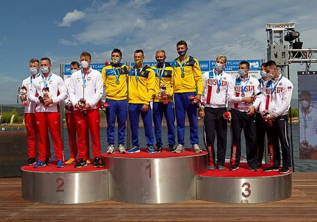 Украинские гребцы-юниоры выиграли заплыв на каноэ на чемпионате мира 2021. Фото: facebook.com/Fpcanoagem