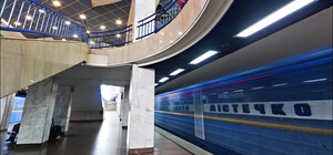 Улица Фрунзе и памятник Ленину: в киевском метро заметили устаревшие карты города