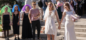 Две невесты: у харьковского Дворца бракосочетания состоялся перформанс в поддержку ХарьковПрайда