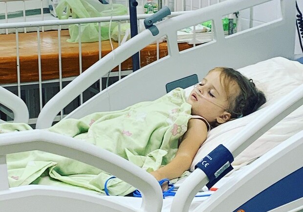 Женщина заявила, что в Харькове медики привязывали ее 2-летнюю дочь колготками к кровати. Фото: daria_tokarchuk
