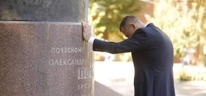 Очень символично: в Днепре нашли применение памятнику Петровскому