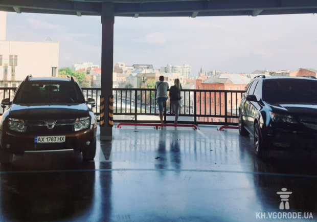 Паркинг в центре Харькова стал местом для свиданий и фотосессий. Фото: Vgorode