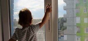 В тяжелом состоянии: на ХТЗ из окна выпала годовалая девочка