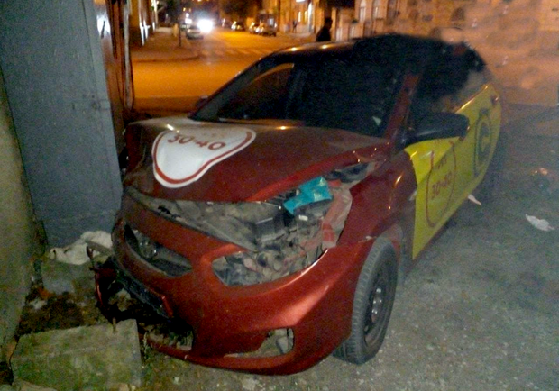 В Харькове столкнулись два такси, одна из машин влетела в стену. Фото: СТО Харьков