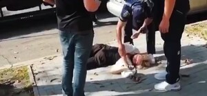 Потеряла сознание и упала на землю: женщине стало плохо, когда эвакуировали ее авто