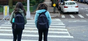 Школярка у лікарні: на Львівщині автомобіль на переході збив 9-річну дівчинку 