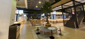 В едином стиле и со сценой: в Blockbuster Mall появился фудмаркет нового формата