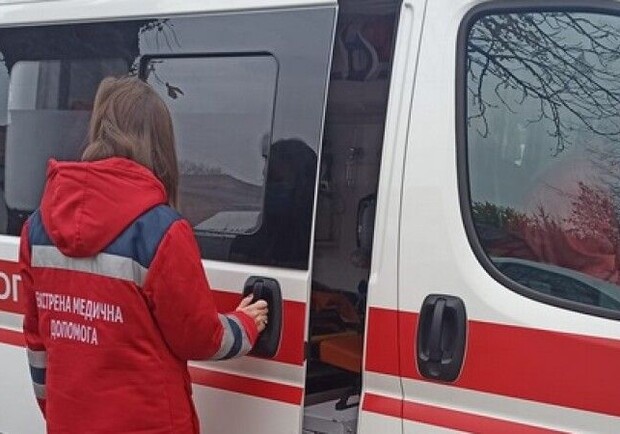 В Харькове напали на автомобиль "скорой помощи". Фото: focus.ua