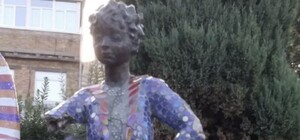 Оторвали руку с саблей: вандалы испортили скульптуру Маленького принца