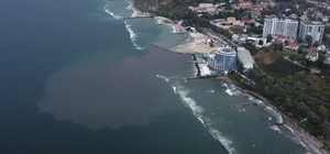 Последствия ливня или выброс отходов: в Одессе посреди моря заметили огромное пятно