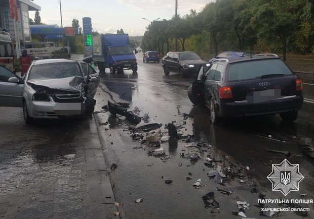 На Салтовке — авария с участием четырех машин. Фото: патрульная полиция Харьковской области
