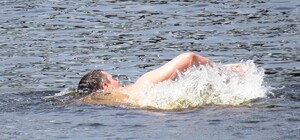 Переплыл Днепр и заболело сердце: полицейские спасли запорожского пловца