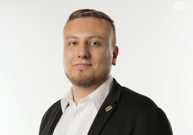 Первым кандидатом, подавшим документы в избирком, стал Константин Немичев. Фото: apostrophe.ua