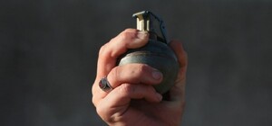 Кричал и матерился: в банк в центре Днепра ворвался мужчина с гранатой