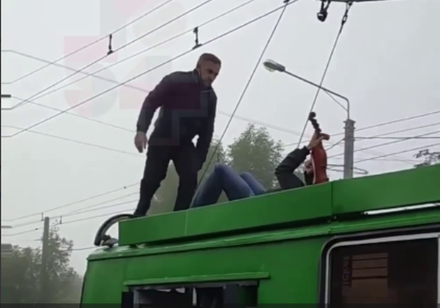 В Харькове мужчина играл на скрипке на крыше троллейбуса (видео). Фото: скриншот видео Харьков 1654