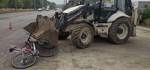 Умер в больнице: в Запорожье велосипедист врезался в трактор с ковшом