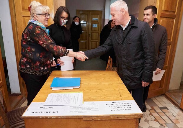 Выборы мэра Харькова: Игорь Терехов подал документы в городскую территориальную избирательную комиссию - фото