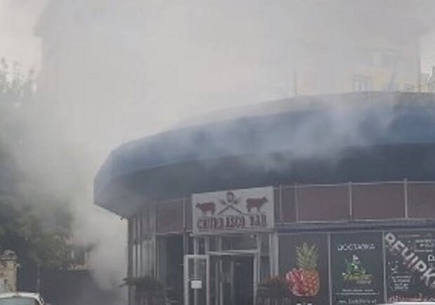 Популярный бар в центре Харькова накрыло дымом. Фото: скриншот "Типичное ХТЗ"