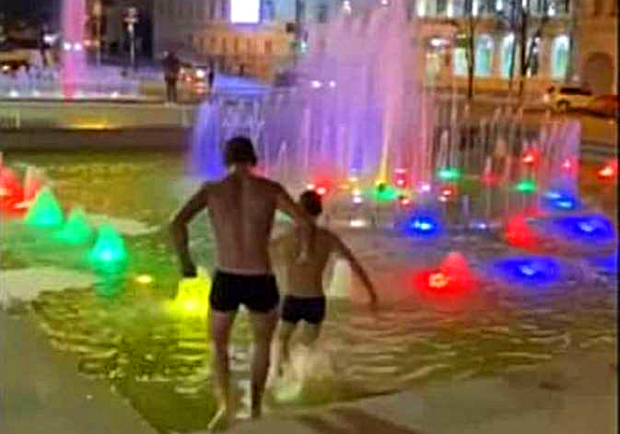 В центре Харькова подростки купались в фонтане. Фото: скриншот видео