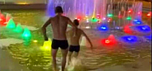 Видеофакт: в центре Харькова подростки в холод купались в фонтане