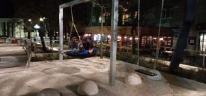 На обновленной улице Яворницкого демонтируют качели: что происходит  