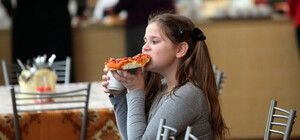 Под видом масла: под Мелитополем ученикам одной из школ давали растительные жиры