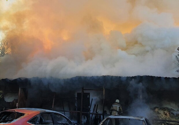 Видеофакт: в Харькове произошел масштабный пожар - фото