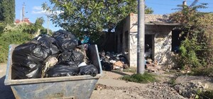 После курортного сезона: на границе Крыжановки и Одессы пытаются убрать тонны мусора