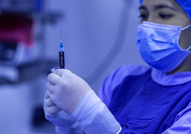 В Украине утвердили список профессий, для которых вакцинация от коронавируса обязательна. Фото: thepage.ua