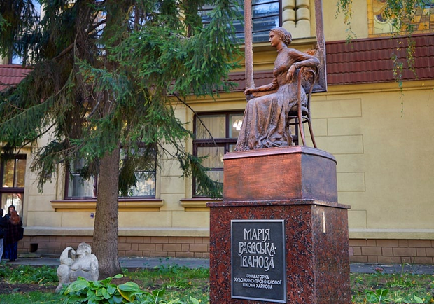 В центре Харькова установили памятник художнице. Фото: oblrada.kharkov.ua