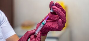 Пока будете забирать посылку: прививки от COVID-19 начали делать в отделениях Укрпочты