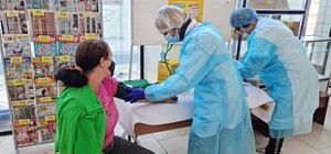 Удобно: прививки от COVID-19 начали делать в отделениях Укрпочты